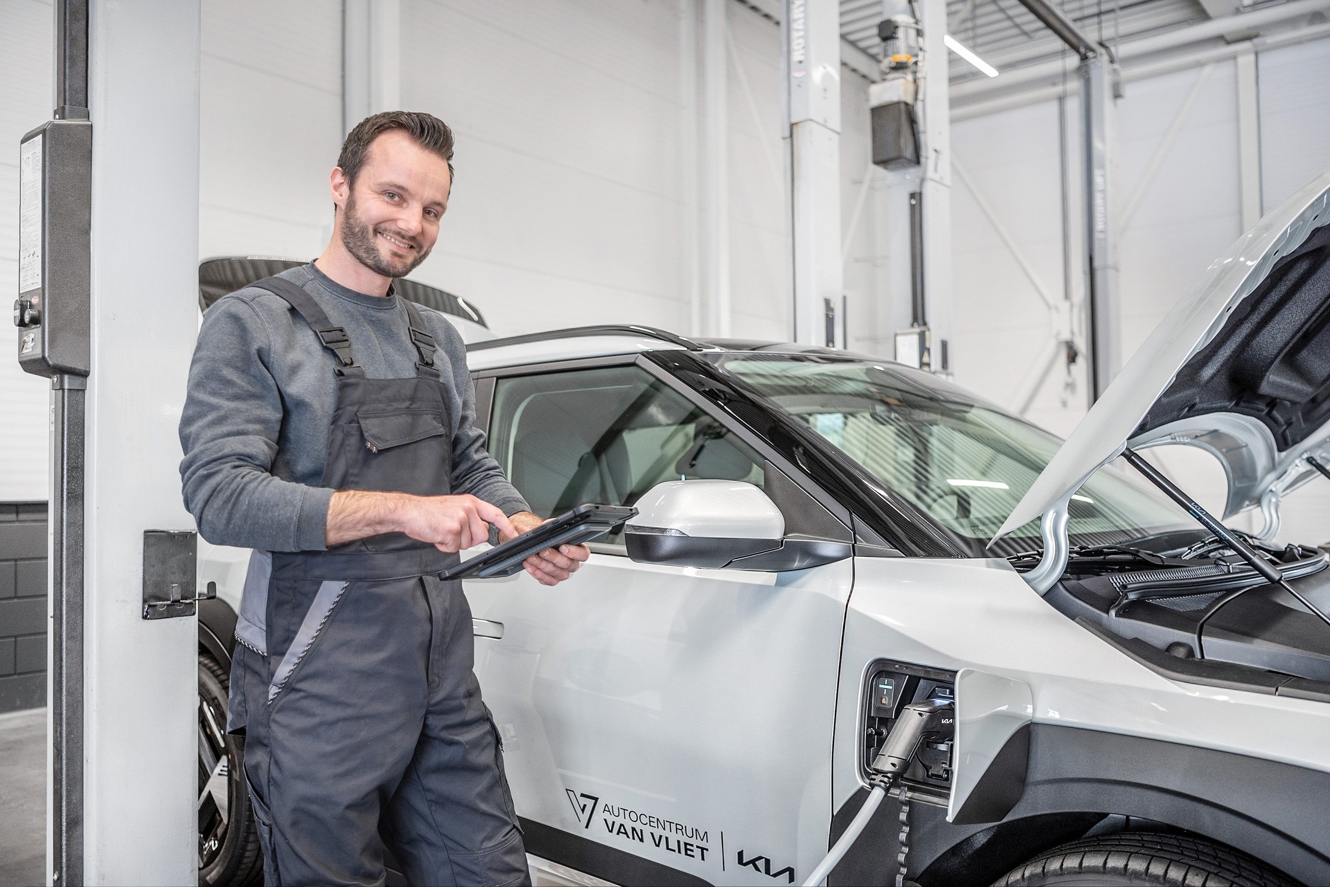 Monteur controleert een auto in de werkplaats