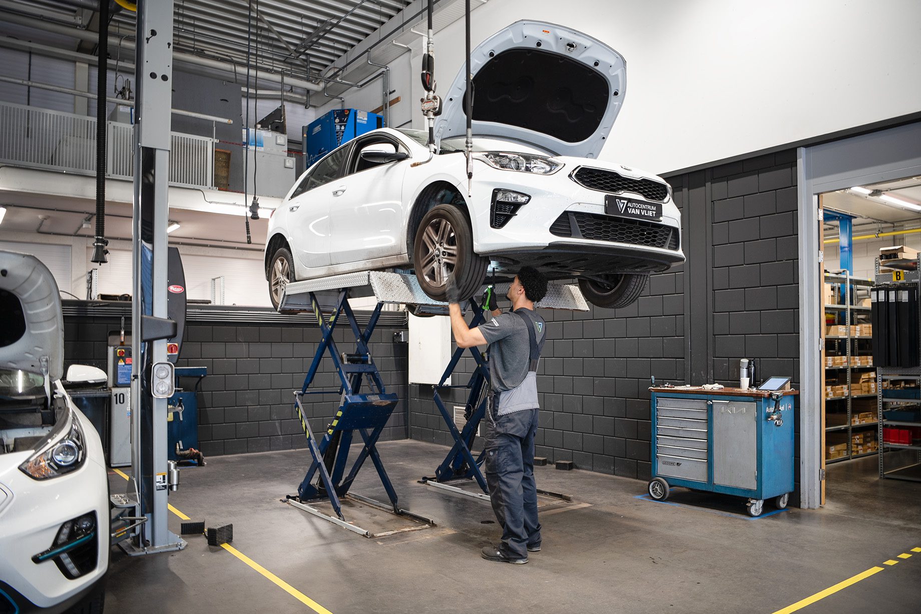 Auto's in een professionele werkplaats