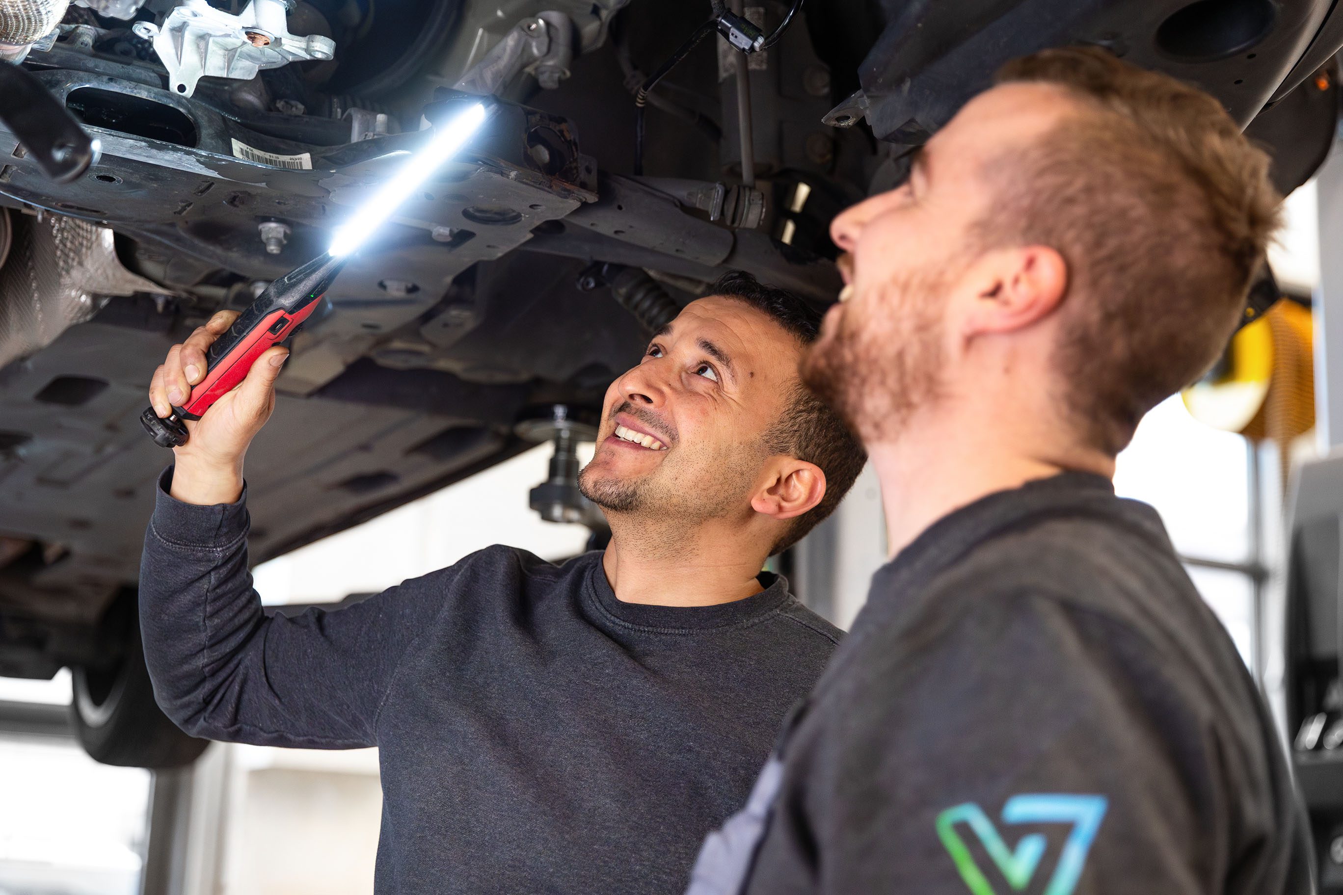 Monteurs aan het werk in een autowerkplaats