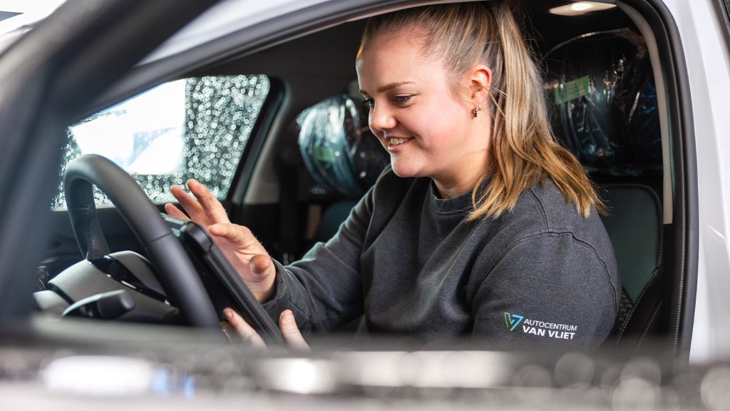 Monteur is auto aan het uitlezen