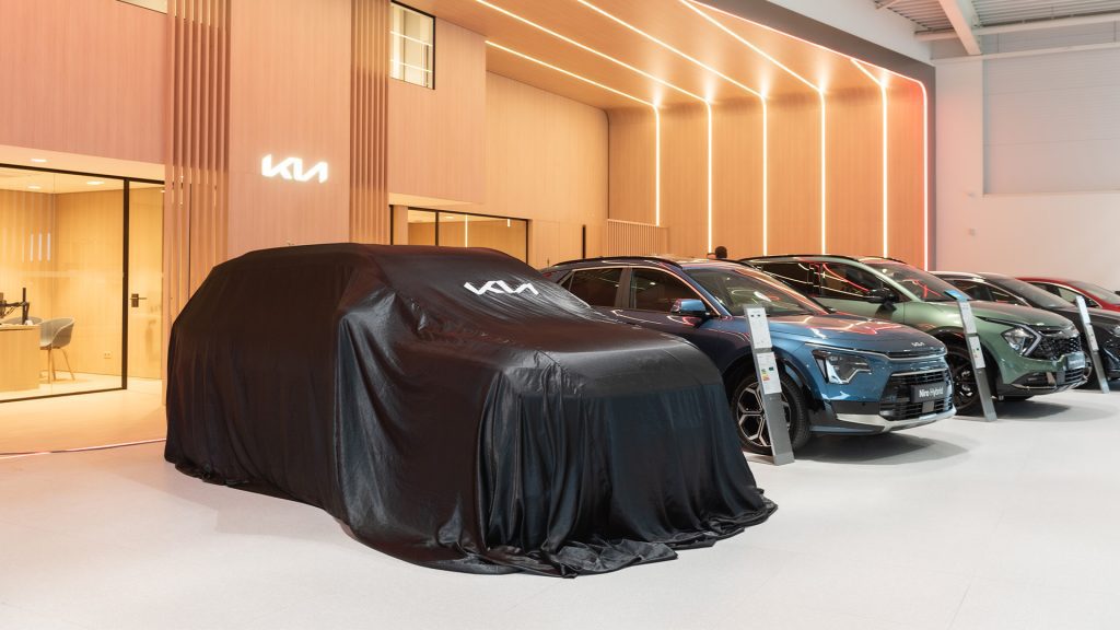 Nieuwste Kia modellen op een rij in de showroom van Autocentrum Van Vliet