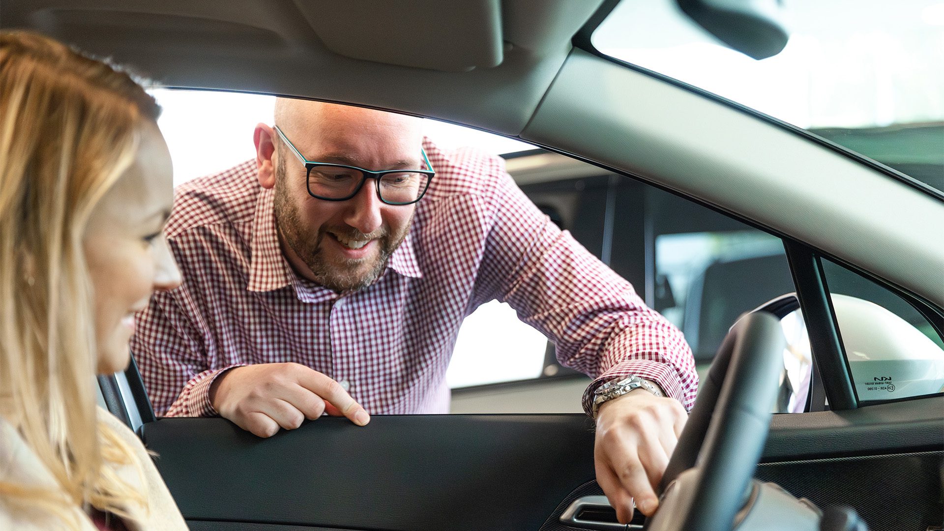 Verkoopadviseur geeft advies aan klant bij een proefrit
