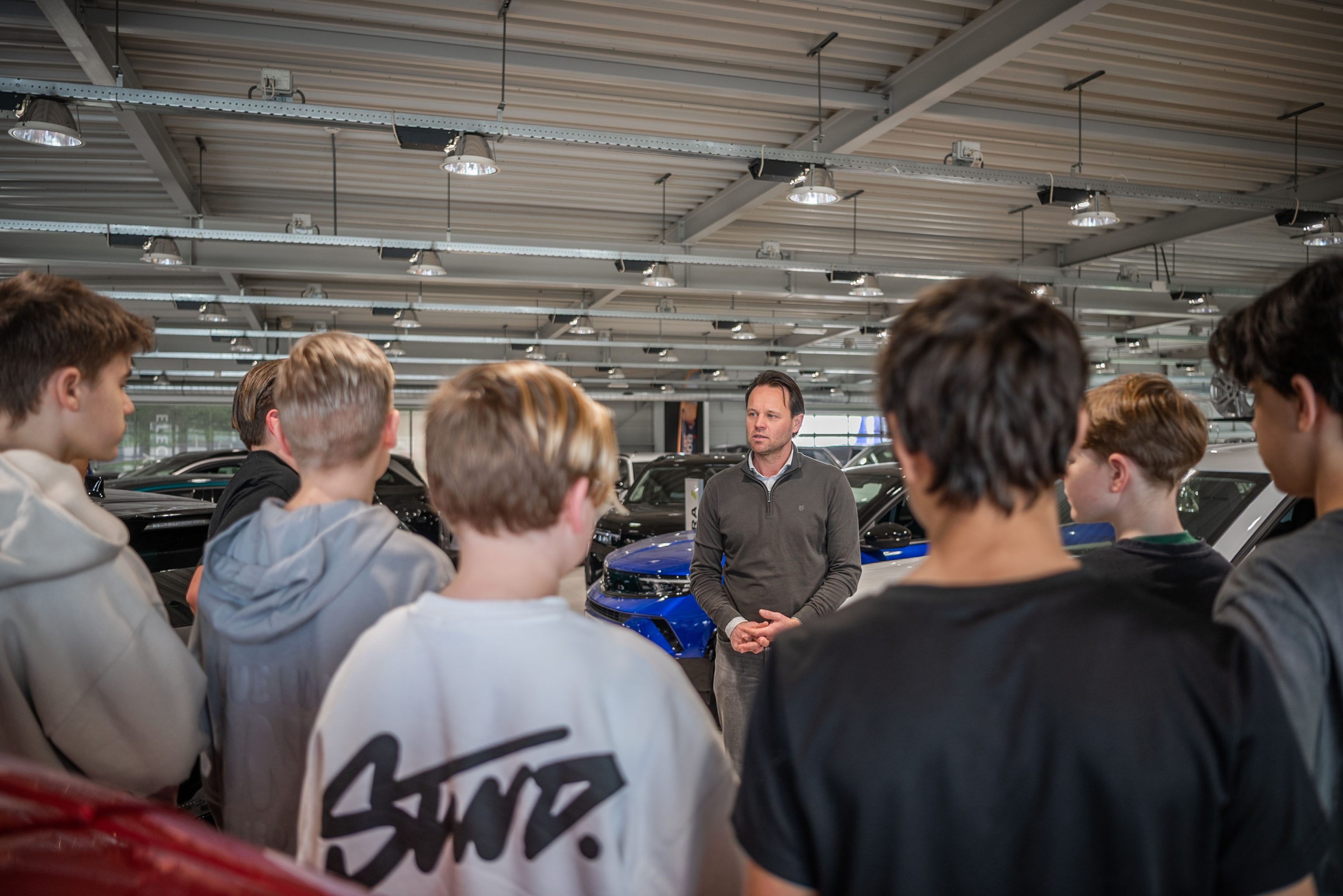Scholieren op bezoek bij Autocentrum Van Vliet om een dagje mee te lopen.