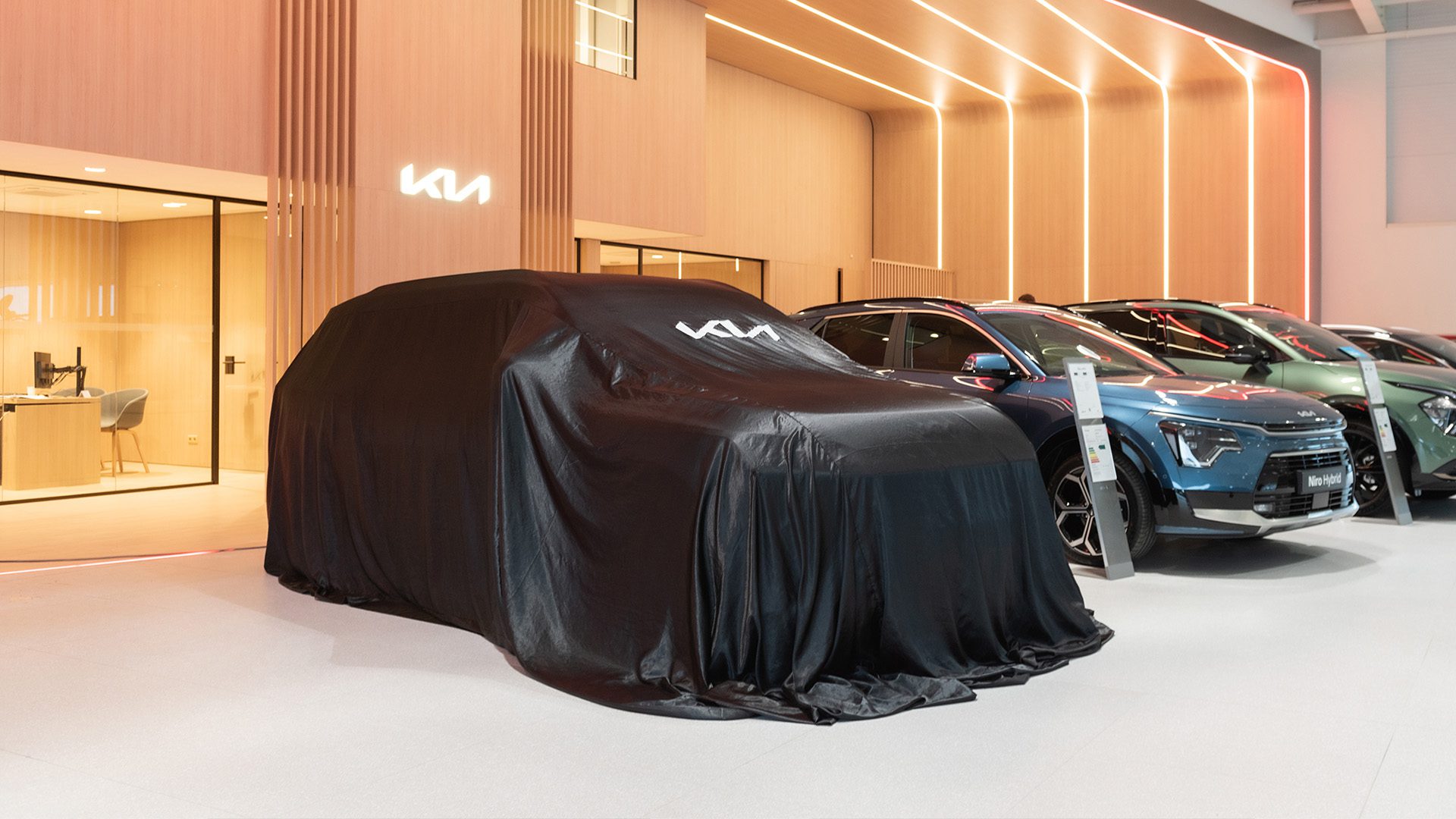 Auto onder doek in de showroom van Autocentrum Van Vliet
