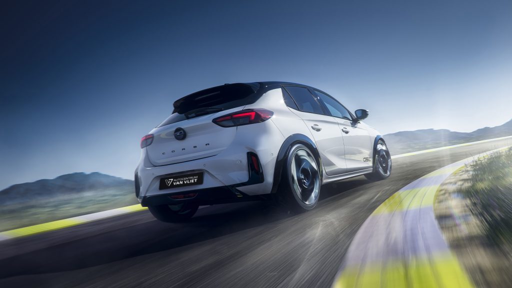 Opel Corsa GSE rijdend op circuit vanaf de achterkant