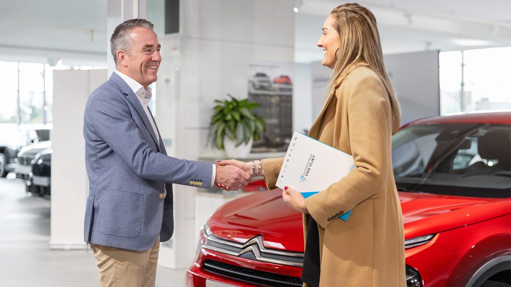 Klant sluit financiering af voor haar auto
