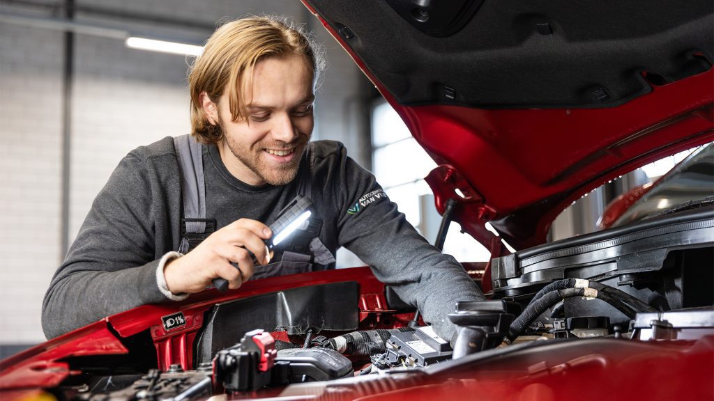 Monteur sleutelt aan Alfa Romeo