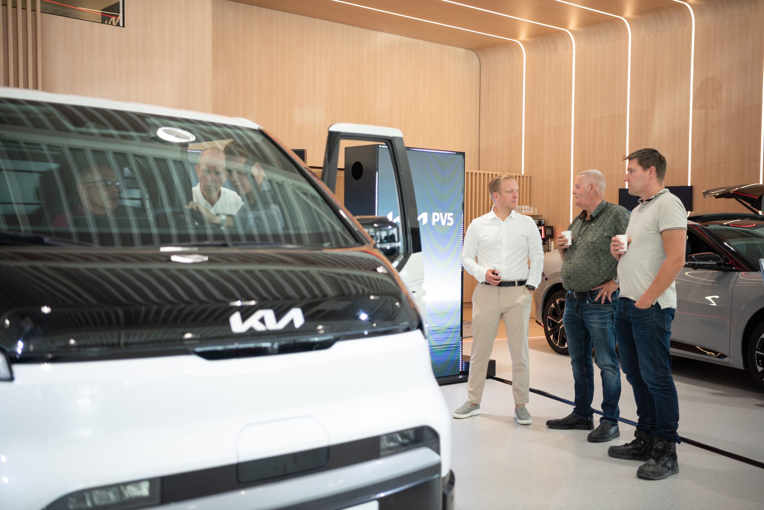 Klanten rondom de nieuwe Kia PV5