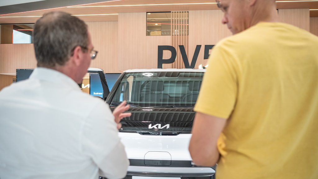 Verkoopadviseur geeft advies over nieuwe Kia PV5 bedrijfswagen