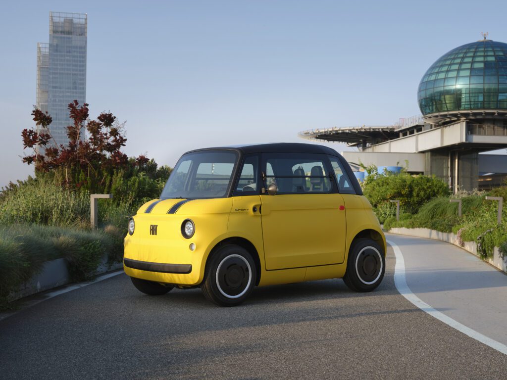 Fiat Topolino Sport Special Edition. Compacte, elektrische stadsauto met sportieve uitstraling. Een gele Topolino met zwarte strepen.