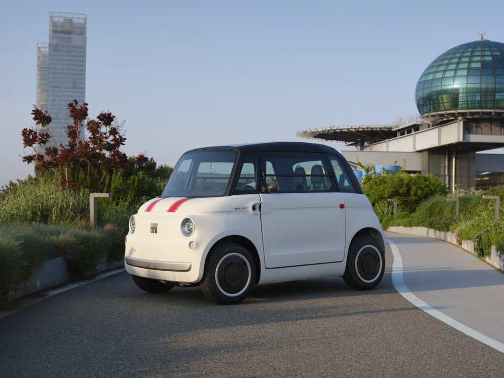 Fiat Topolino Sport Special Edition. Compacte, elektrische stadsauto met sportieve uitstraling. Een witte Topolino met rode strepen.