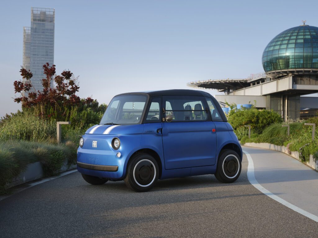 Fiat Topolino Sport Special Edition. Compacte, elektrische stadsauto met sportieve uitstraling. Een blauwe Topolino met witte strepen.