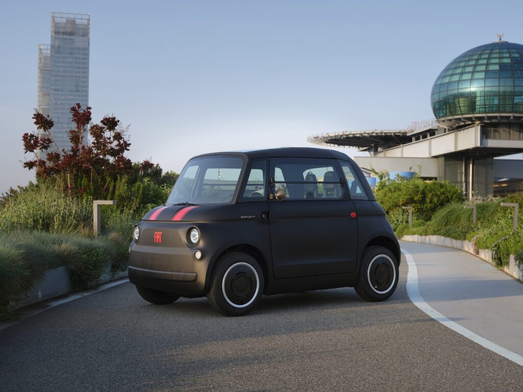 Fiat Topolino Sport Special Edition. Compacte, elektrische stadsauto met sportieve uitstraling. Een zwarte Topolino met rode strepen.