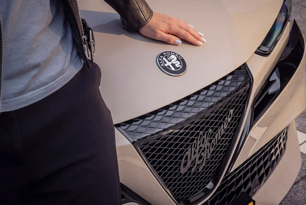 Detail van de grille met Alfa Romeo-logo