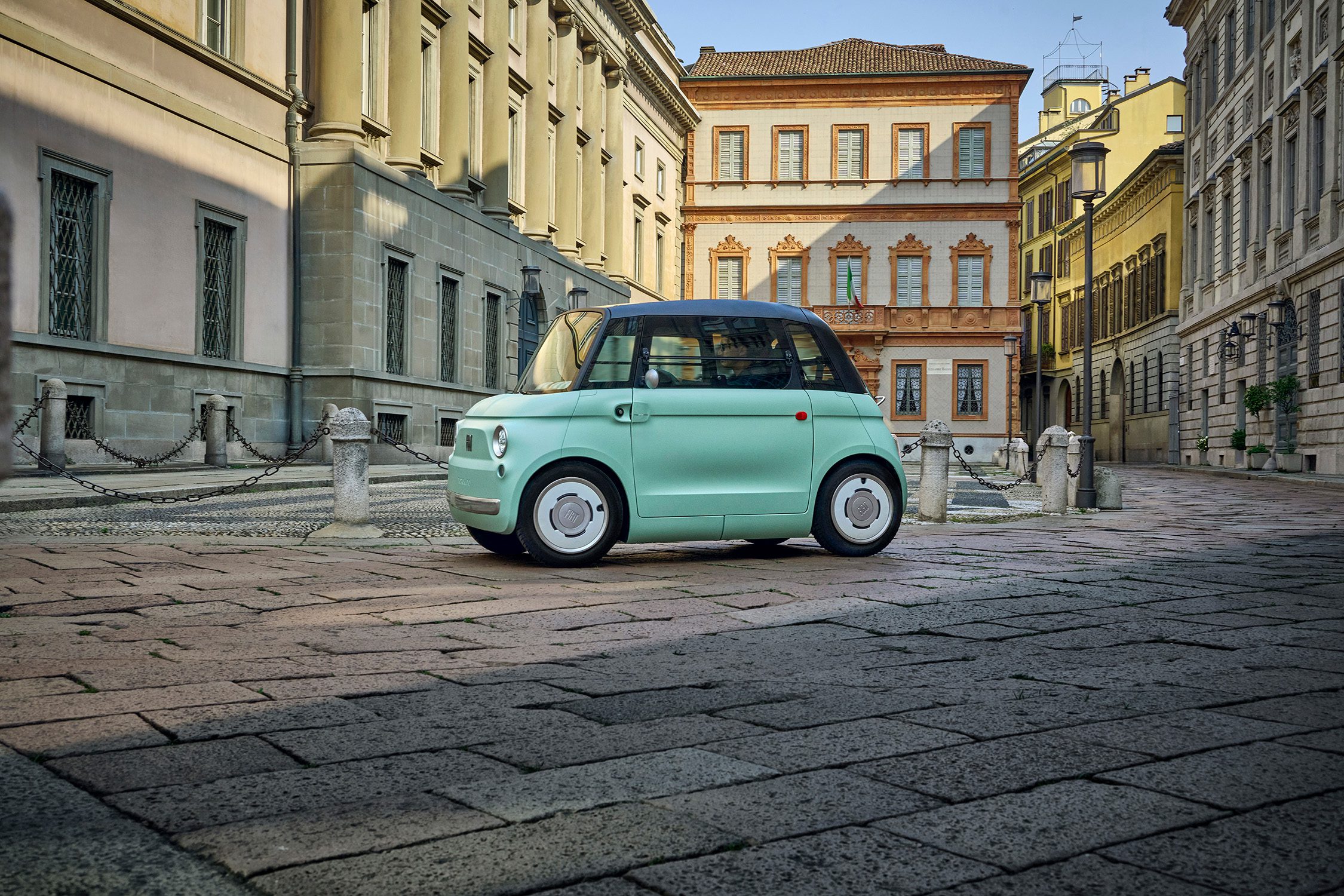 Fiat Topolino rijdend door smalle straatjes