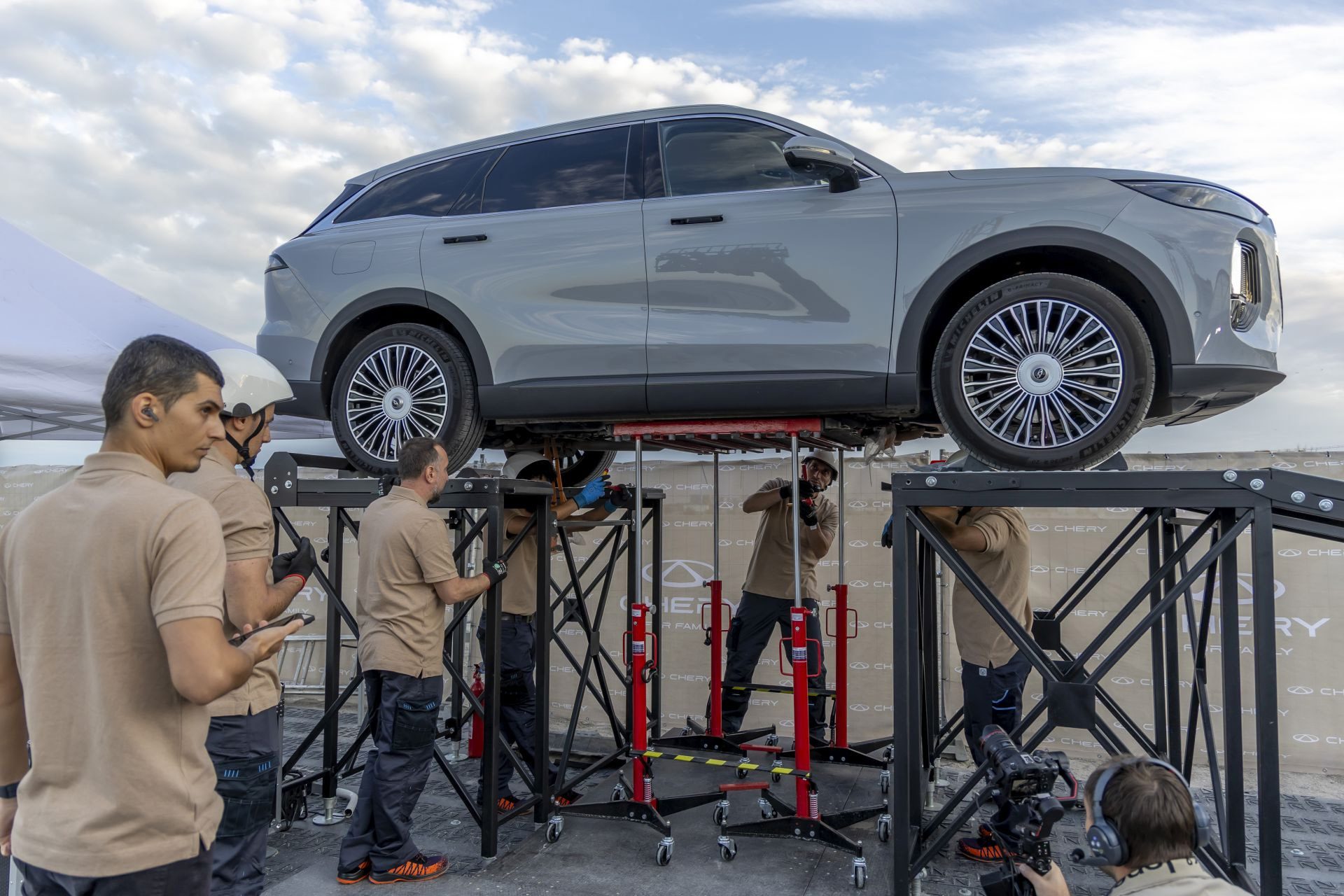 Chery Tiggo 9 na een harde klap van onderaf.