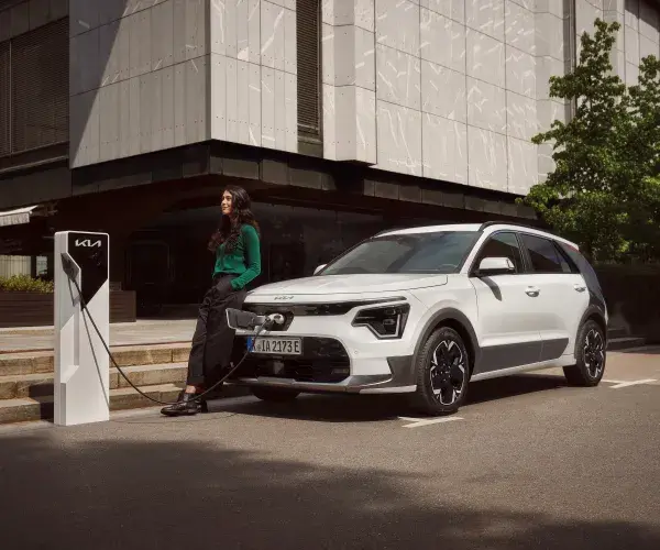 Autocentrum-Van-Vliet-Kia-Niro-2022-EV-laadpaal.jpg