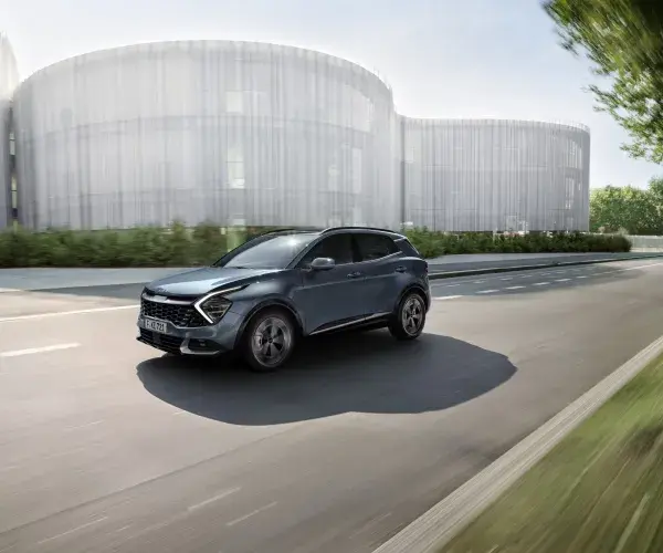Autocentrum-Van-Vliet-Kia-Sportage-2022-MHEV-rijdend.jpg