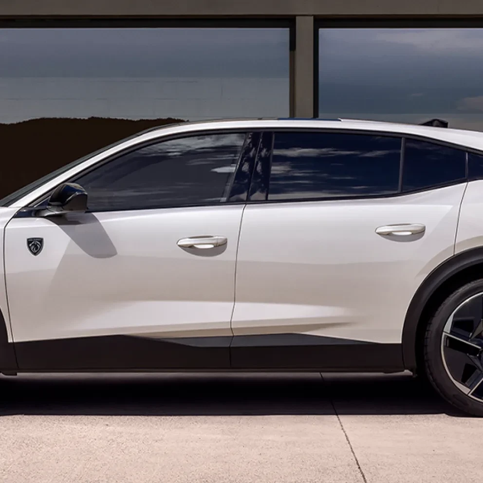 Peugeot E-408 bij Autocentrum Van Vliet