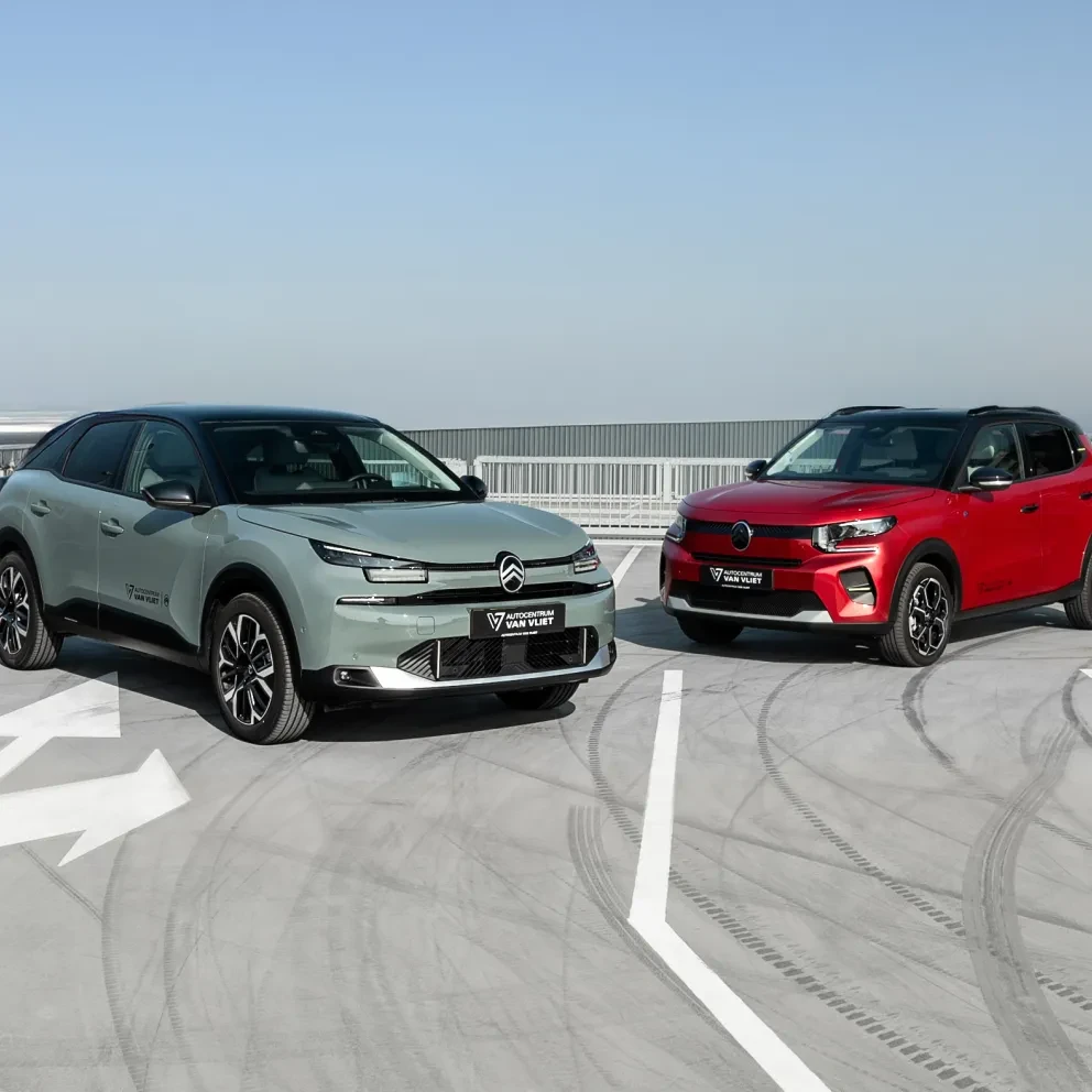Citroën C4 en Citroën Ë-C3 geparkeerd naast elkaar op een parkeerplaats.