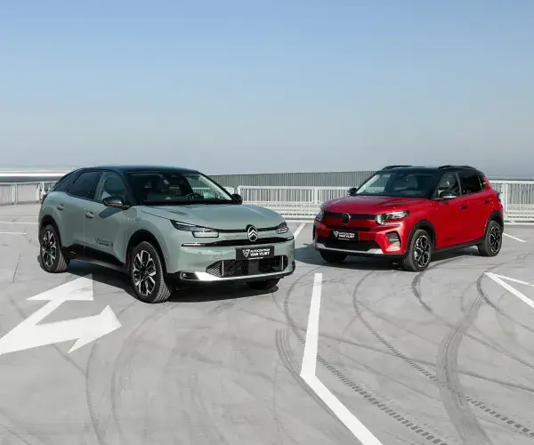 Citroën C4 en Citroën Ë-C3 geparkeerd naast elkaar op een parkeerplaats.
