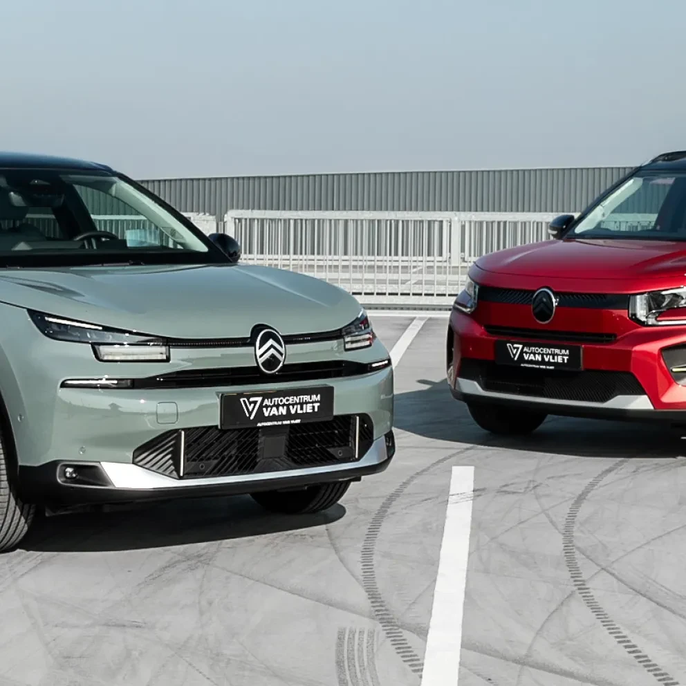 Citroën C4 en Citroën Ë-C3 geparkeerd naast elkaar op een parkeerplaats.