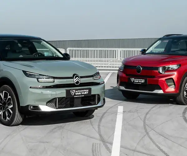 Citroën C4 en Citroën Ë-C3 geparkeerd naast elkaar op een parkeerplaats.