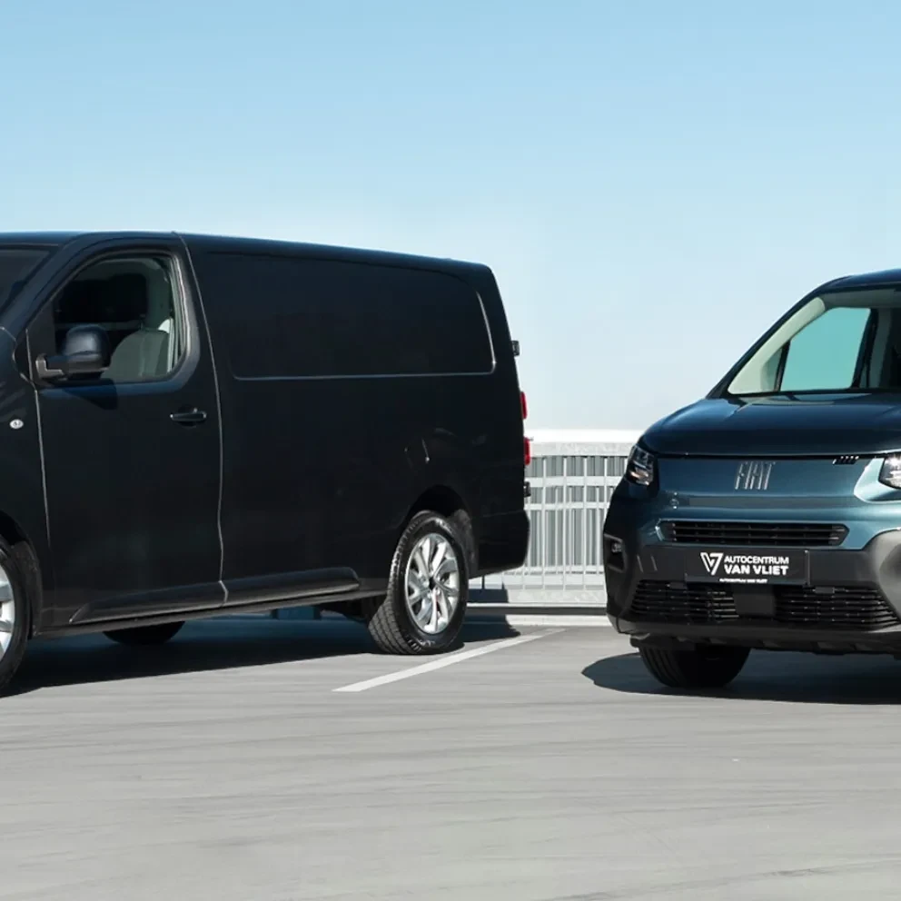 Twee Fiat Professional bedrijfswagens op een leeg parkeerdek