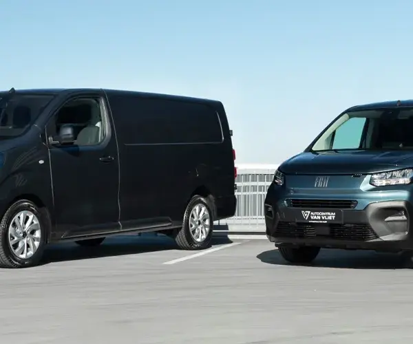 Twee Fiat Professional bedrijfswagens op een leeg parkeerdek