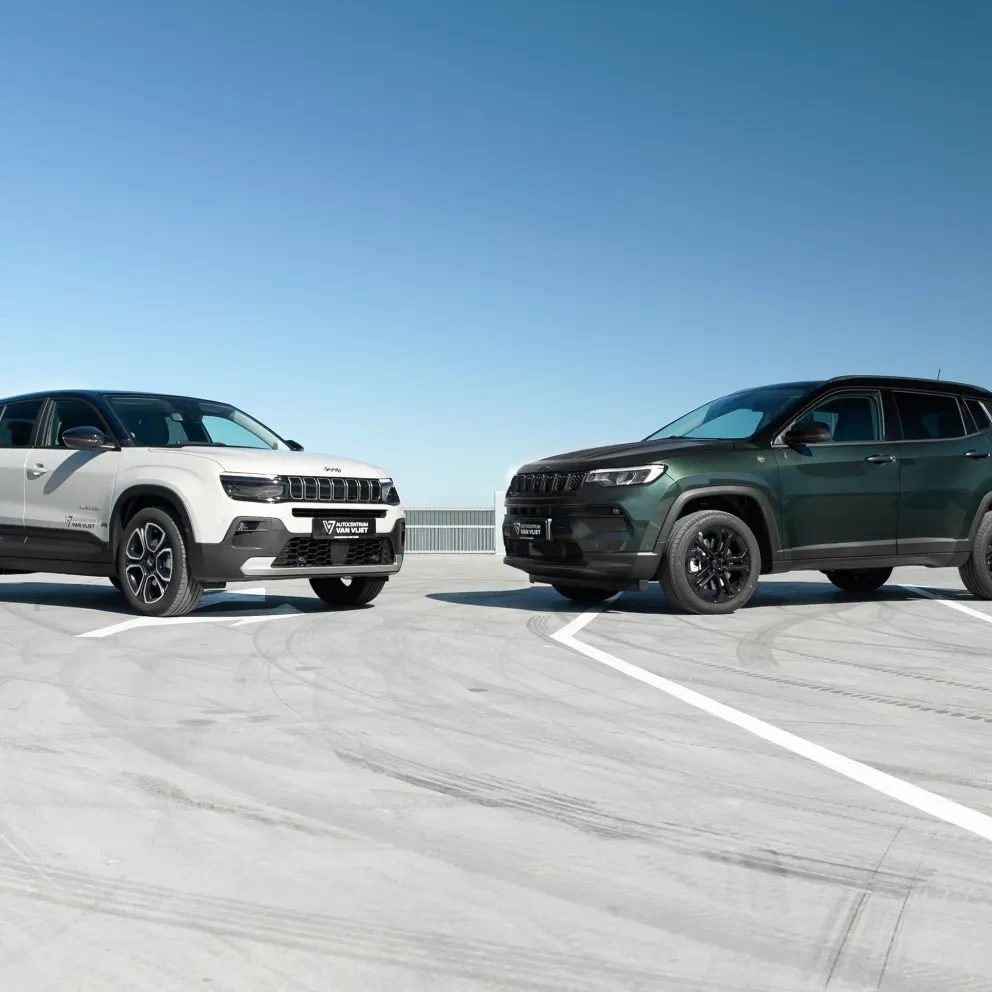 Twee Jeep SUV’s op een parkeerdek