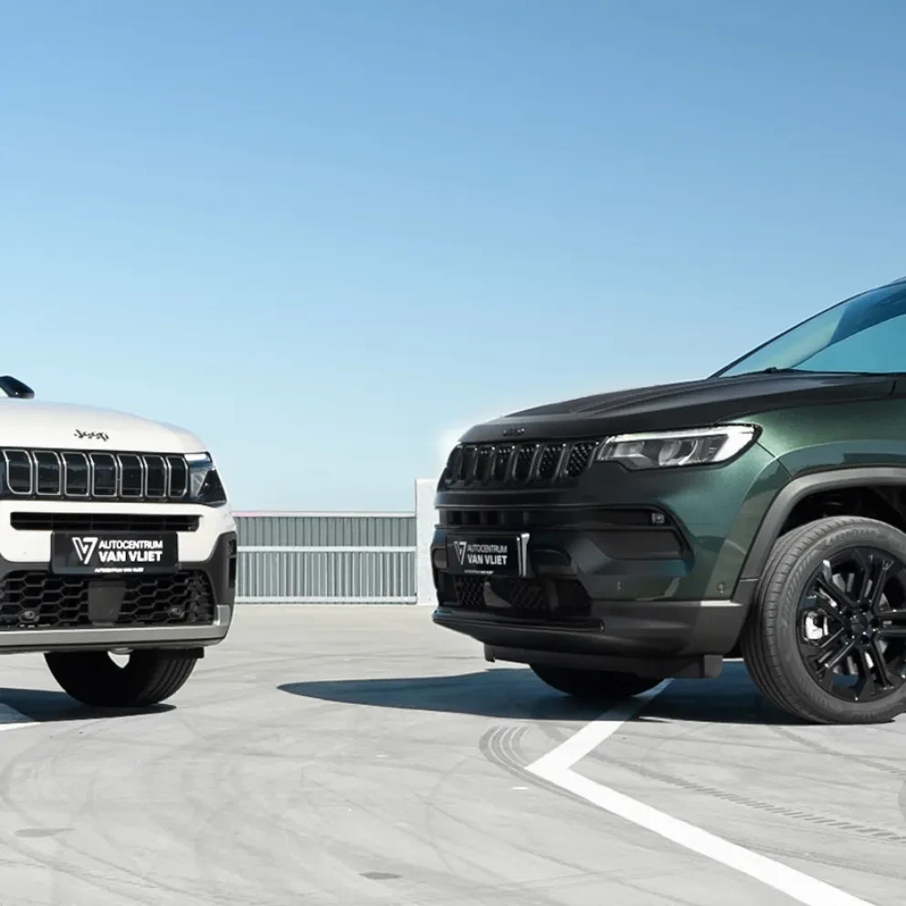 Twee Jeep SUV’s op een parkeerdek