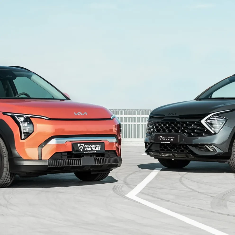 Een Kia EV3 en een Kia Sportage op een parkeerterrein