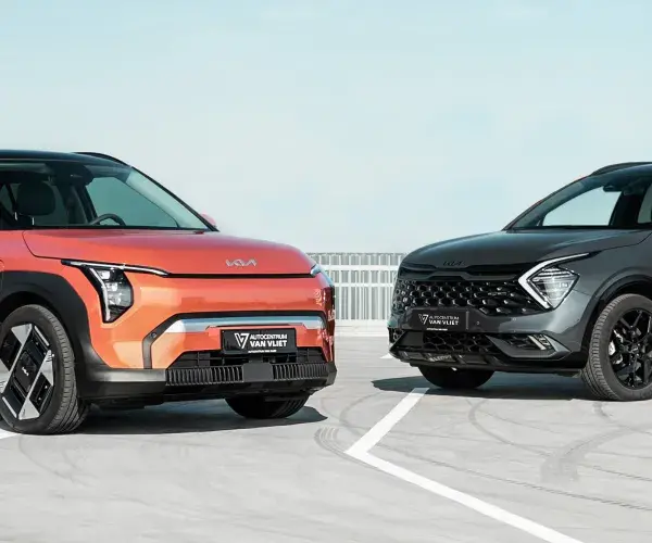 Een Kia EV3 en een Kia Sportage op een parkeerterrein