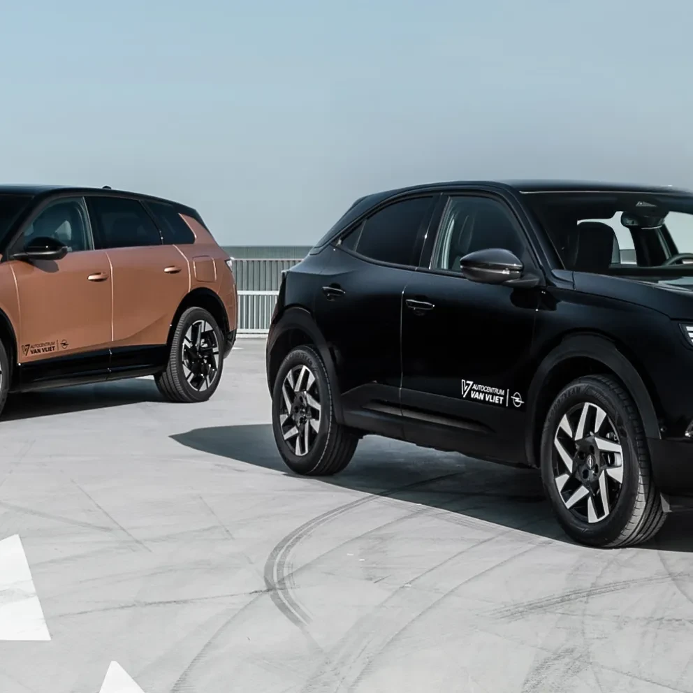 Opel Grandland en Opel Mokka staan geparkeerd op een parkeerplaats.