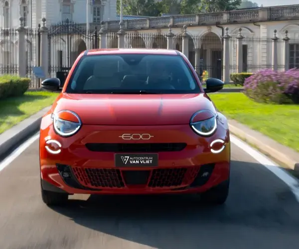 Rijd weg in de nieuwe Fiat 600e bij Autocentrum Van Vliet