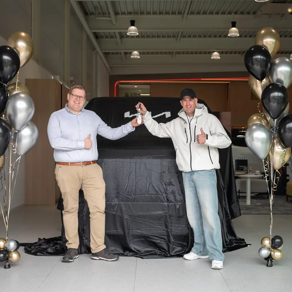 Rutger Alexander met zijn nieuwe Kia PV5