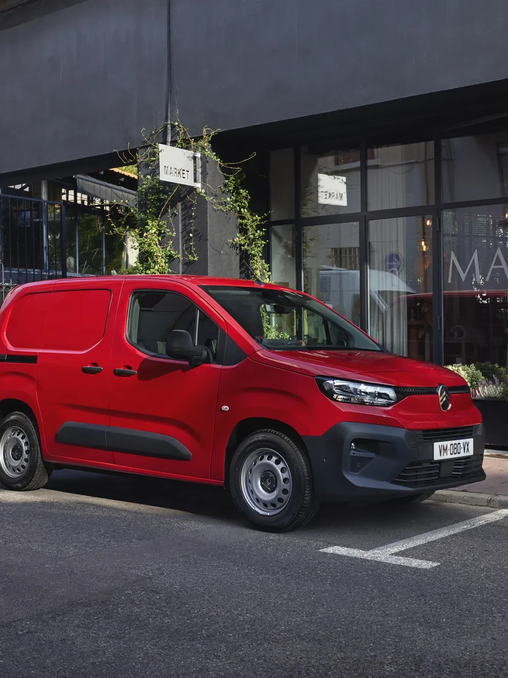 Autocentrum-Van-Vliet-Citroën-Nieuwe-Berlingo-VAN-geparkeerd