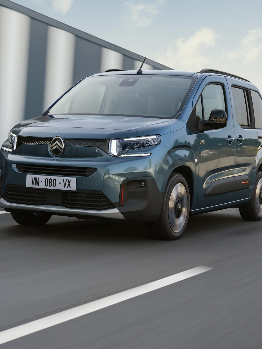 Autocentrum-Van-Vliet-nieuwe-e-Berlingo-rijdend