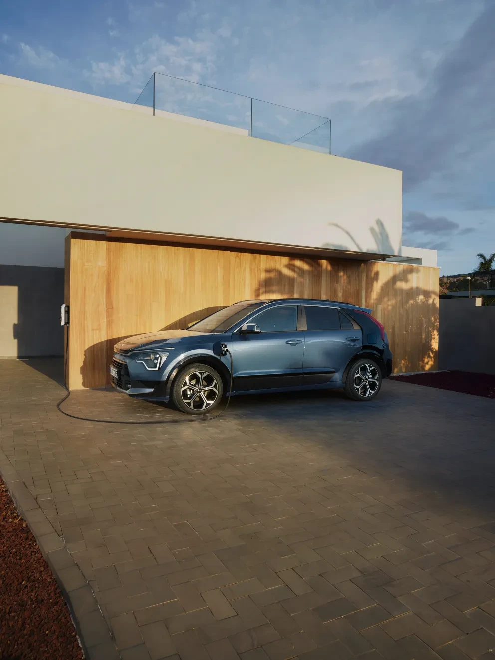 Autocentrum-Van-Vliet-Kia-Niro-2022-PHEV-laden.jpg