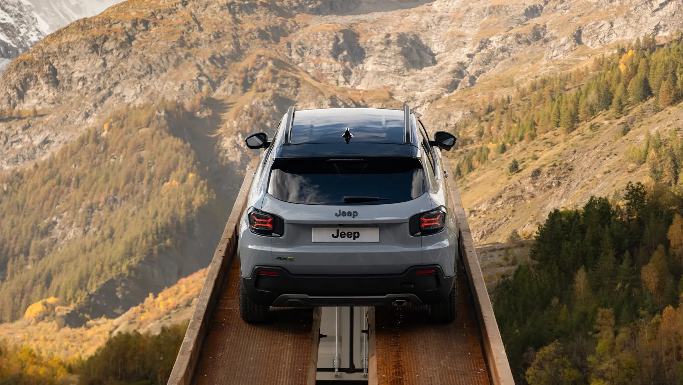 Achterkant van de Jeep Avenger 4xe The North Face Edition