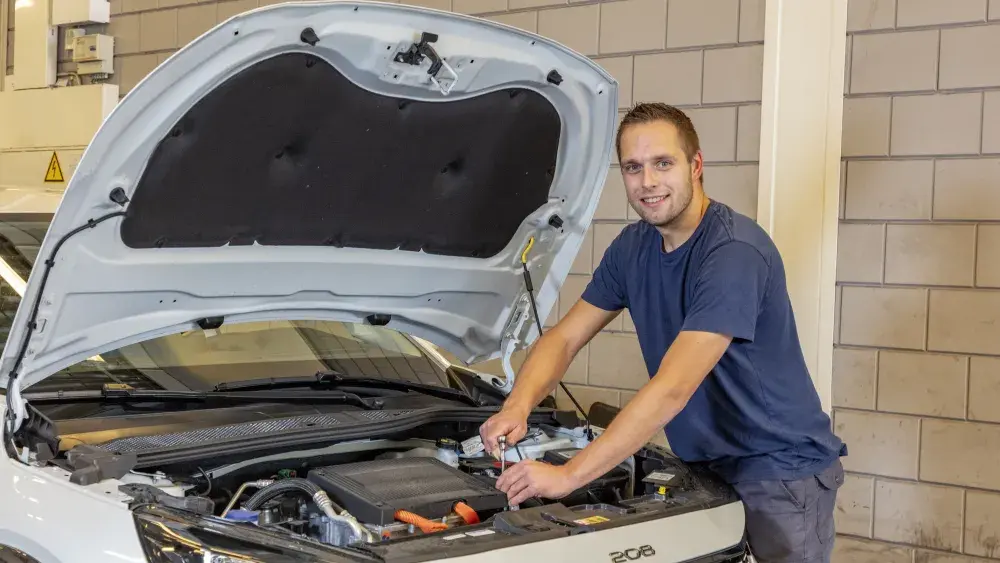 Van Vliet PGH Peugeot Citroën werkplaats