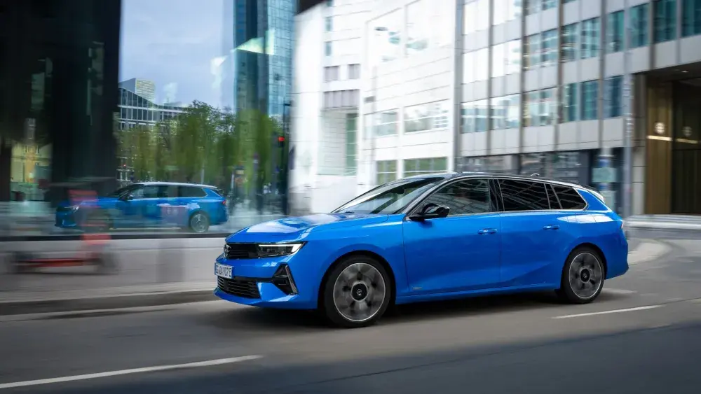 Autocentrum-Van-Vliet-Opel-Astra-Sports-Tourer-rijdend
