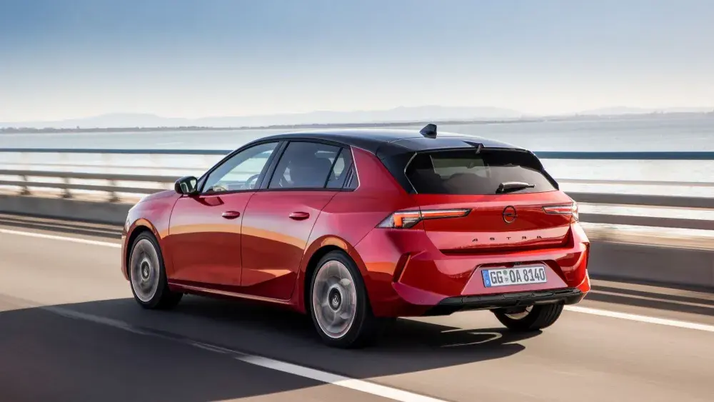 Autocentrum-Van-Vliet-Opel-Astra-achterkant-rijdend