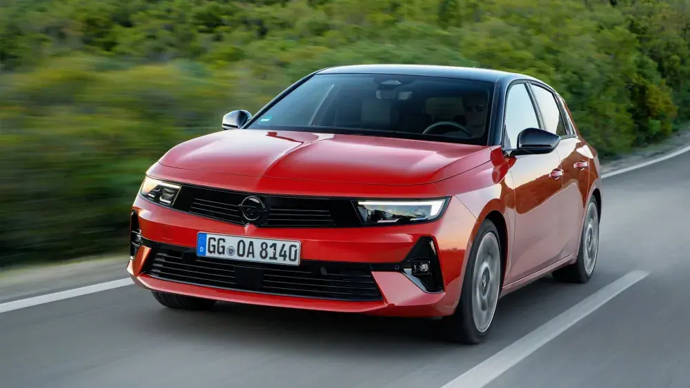 Autocentrum-Van-Vliet-Opel-Astra-rijdend