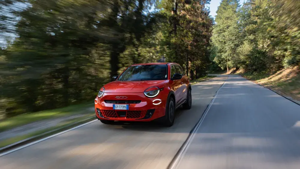 Autocentrum-Van-Vliet-Fiat-600e-rijdend.png