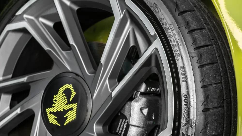 Een autoband en een velg van het merk Abarth