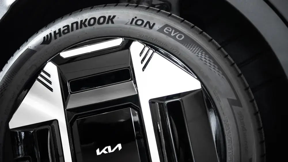 Een autoband en een velg van het merk Kia