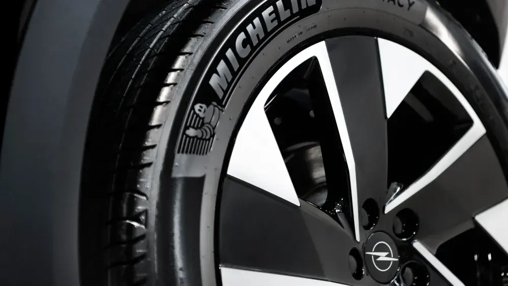 Een autoband en een velg van het merk Opel