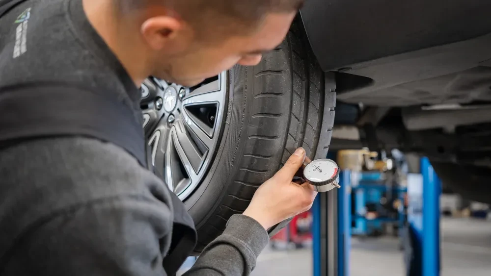 Monteur controleert profiel van band