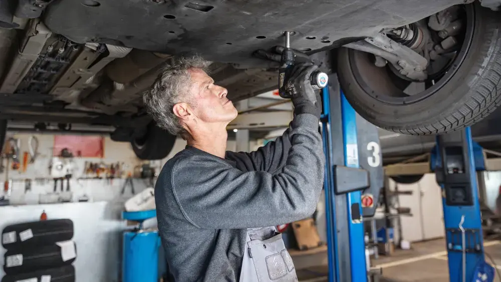 Monteur voert onderhoud uit aan een Citroën bij Autocentrum Van Vliet met originele onderdelen.
